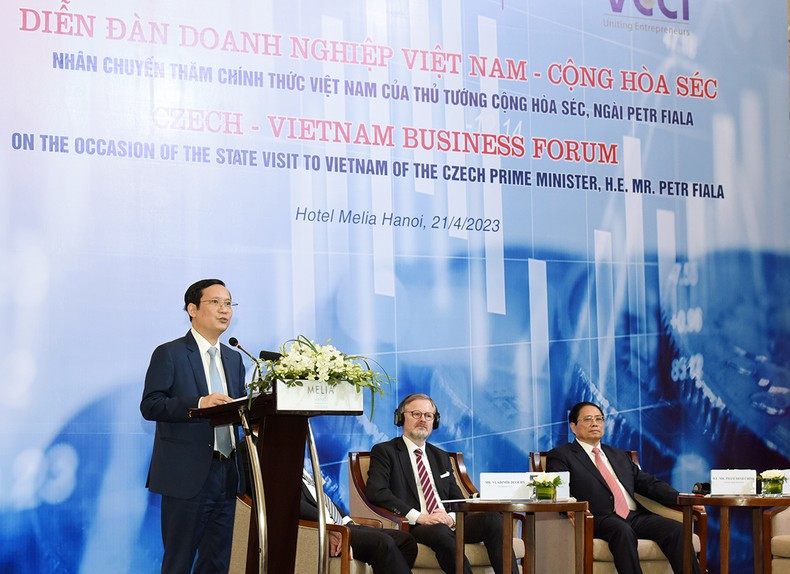 越南工商会主席范进攻在论坛上发表讲话。 越南工商会主席范进攻在论坛上发表讲话。