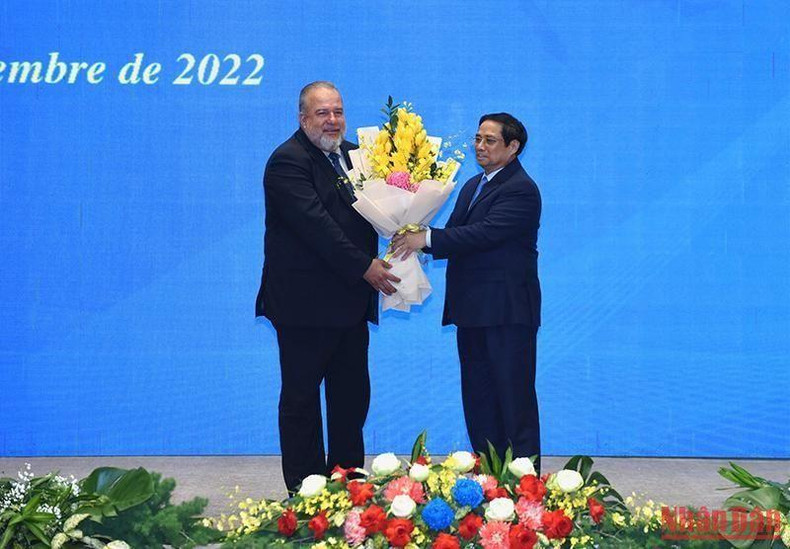 越南政府总理范明正向古巴总理曼努埃尔·马雷罗·克鲁斯赠送鲜花。