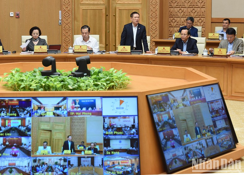 财政部部长胡德福在会上发表讲话。 财政部部长胡德福在会上发表讲话。