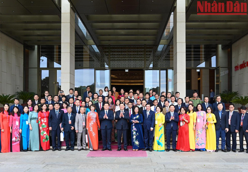 越南国会主席王廷惠与越共中央宣教部部长阮重义同各位代表合影。