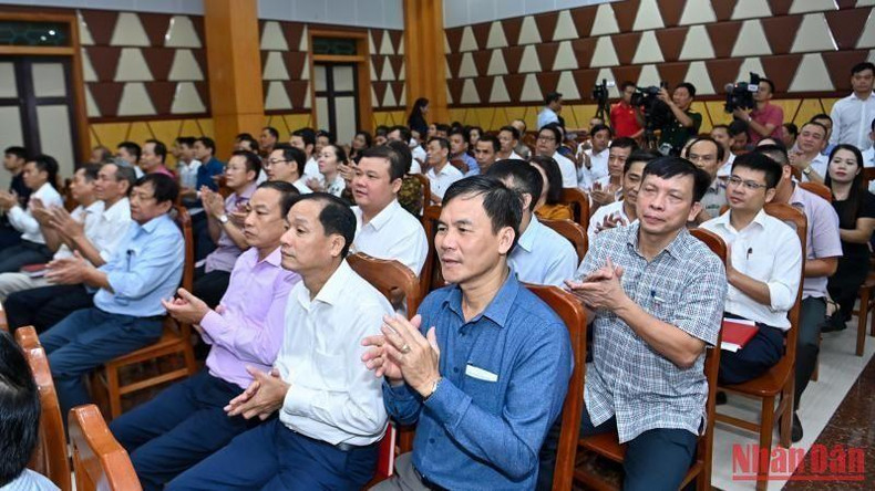 水源县选民参加接触选民活动。 水源县选民参加接触选民活动。