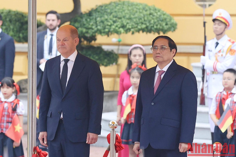 军乐团演奏越德两国国歌。 军乐团演奏越德两国国歌。