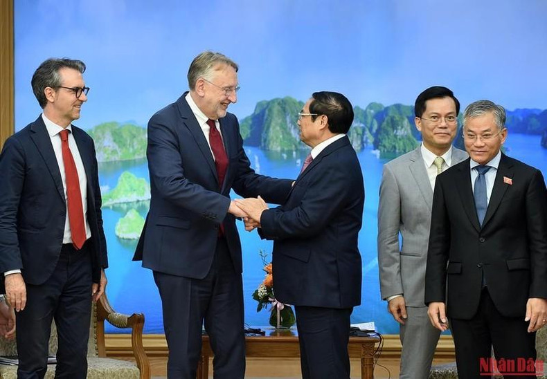 越南政府总理范明正与欧洲议会国际贸易委员会主席兰格握手。