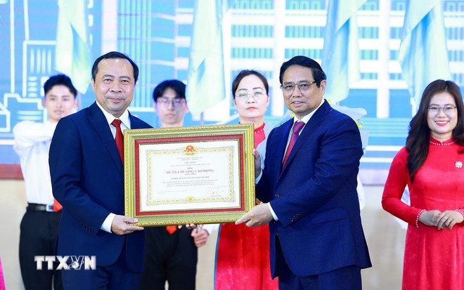 范明正总理代表党和国家领导人向胡志明市国家大学颁发一级劳动勋章。 范明正总理代表党和国家领导人向胡志明市国家大学颁发一级劳动勋章。