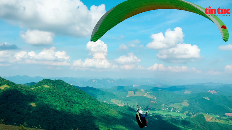 对滑翔伞爱好者来说，和平省乐山乡是一个理想且安全的飞行地点，这里拥有有利的地形以及美丽的风景。