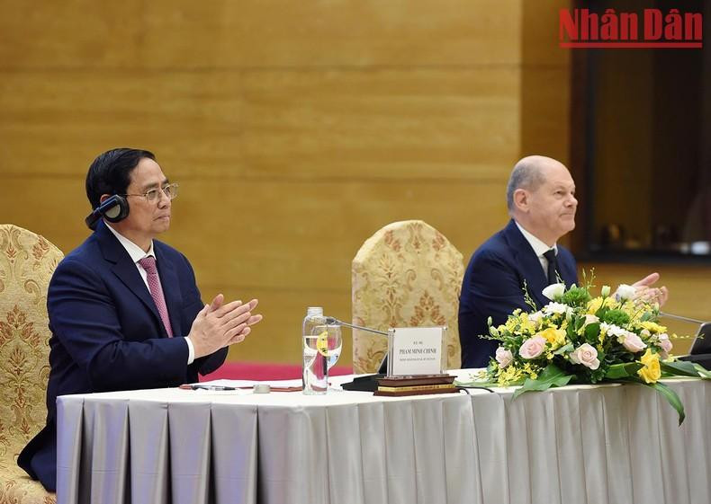 越南政府总理范明正和德国总理奥拉夫·朔尔茨共同主持越德企业圆桌会议。