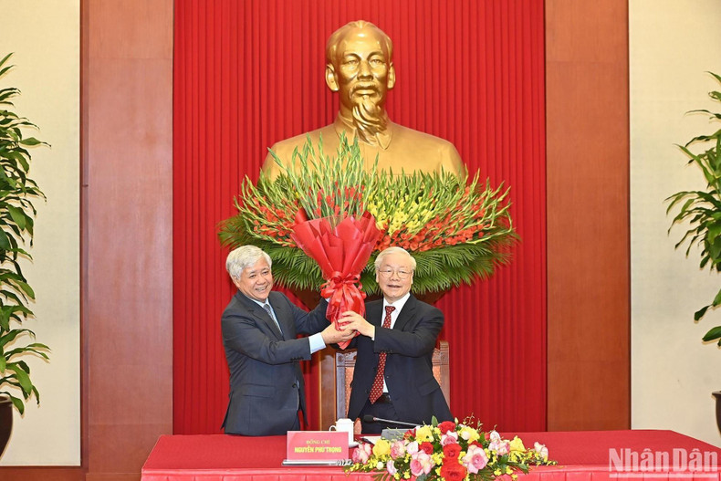 越南祖国阵线中央委员会主席杜文战向越共中央总书记阮富仲送上献花。 越南祖国阵线中央委员会主席杜文战向越共中央总书记阮富仲送上献花。