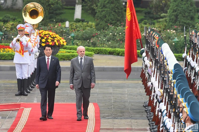 越南国家主席梁强与卢拉·达席尔瓦总统检阅越南人民军仪仗队。 越南国家主席梁强与卢拉·达席尔瓦总统检阅越南人民军仪仗队。