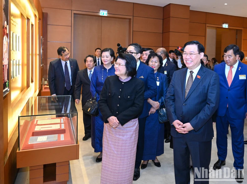 两国国会主席及各位代表参观越南国会传统陈列室。 两国国会主席及各位代表参观越南国会传统陈列室。