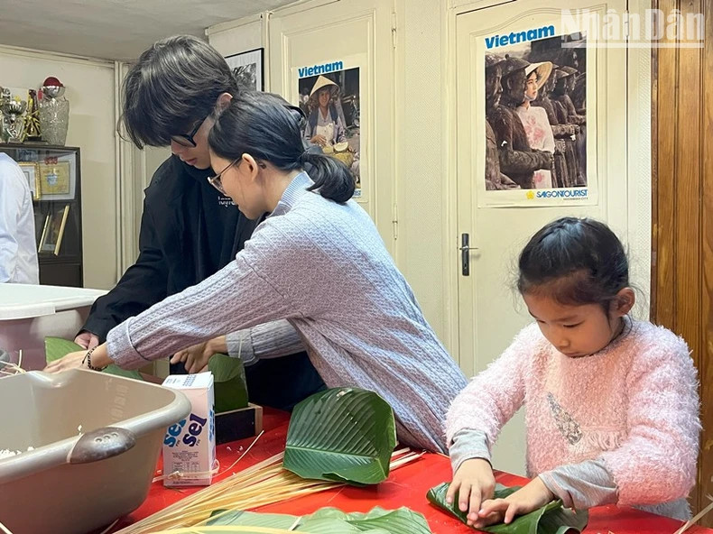 海外越南儿童很高兴参加该活动。