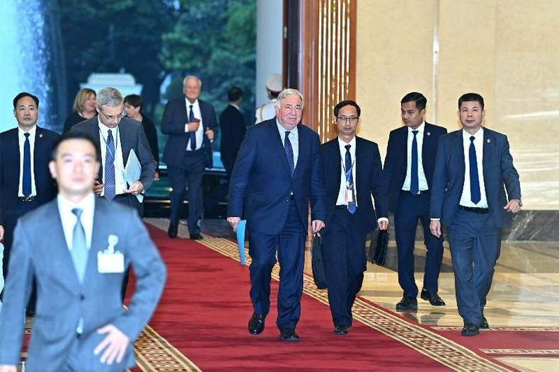 法国参议院议长热拉尔·拉尔歇和各位代表前往党中央总部。 法国参议院议长热拉尔·拉尔歇和各位代表前往党中央总部。