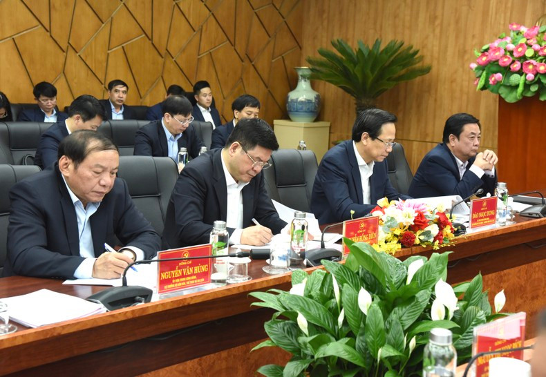 政府各部委领导人出席会议。