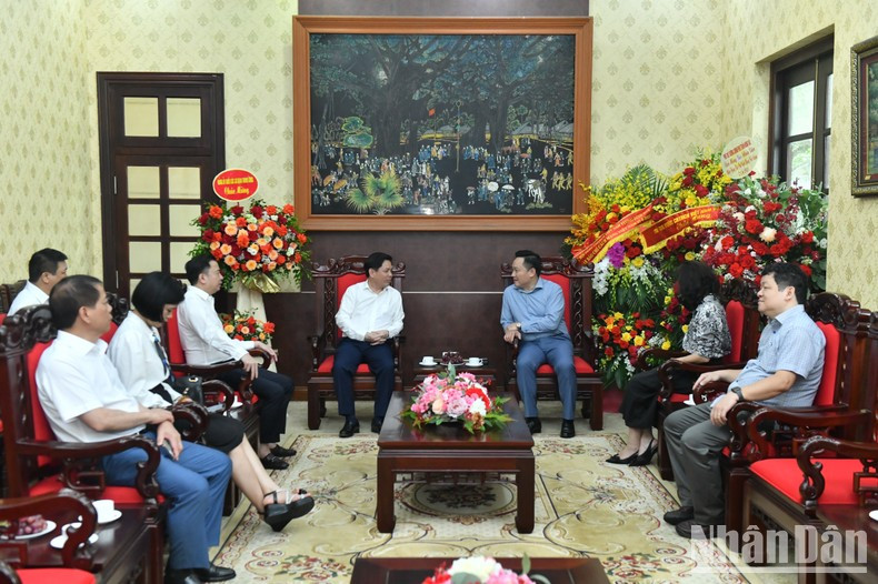 《人民报》社副总编辑潘文雄会见中央机关党委代表团。（登科 摄）