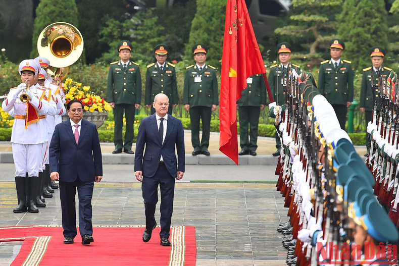 越南政府总理范明正与德国总理奥拉夫·朔尔茨检阅越南人民军仪仗队。 越南政府总理范明正与德国总理奥拉夫·朔尔茨检阅越南人民军仪仗队。