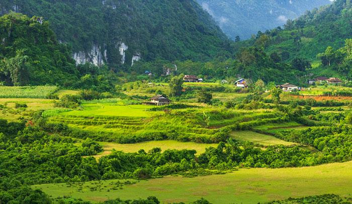 山谷位于居民区附近，道路交通便利，摩托车可以到达。
