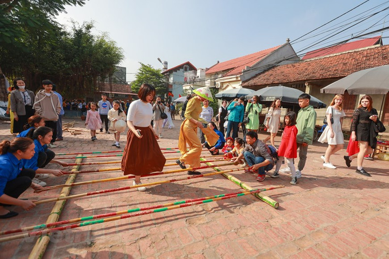 游客参加越南传统民间游戏。 游客参加越南传统民间游戏。