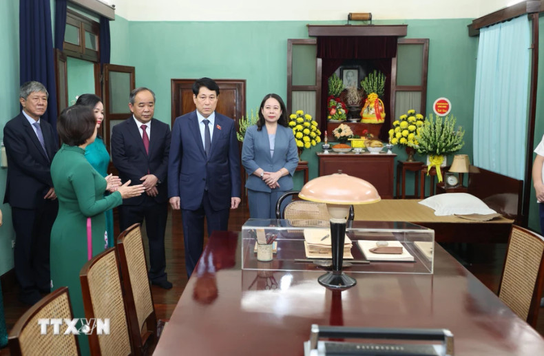 越南国家主席梁强听取了在67号屋保存的文件和文物的介绍。