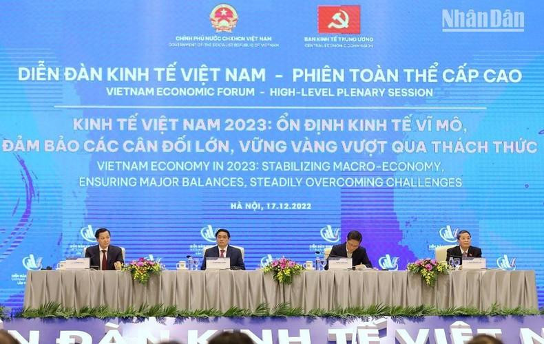 越南政府总理范明正,越共中央经济部部长陈俊英,越南政府副总理黎明慨,国会副主席阮德海等主持论坛。 越南政府总理范明正,越共中央经济部部长陈俊英,越南政府副总理黎明慨,国会副主席阮德海等主持论坛。
