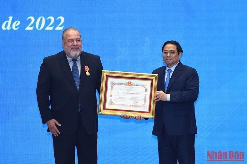 越南政府总理范明正代表越南党和国家向古巴总理曼努埃尔·马雷罗·克鲁斯授予胡志明勋章。