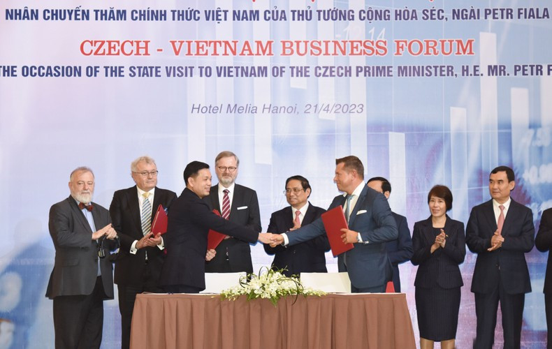 范明正总理与彼得•菲亚拉总理出席Armex集团与越南油气电力总公司关于加强合作的谅解备忘录签字仪式。 范明正总理与彼得•菲亚拉总理出席Armex集团与越南油气电力总公司关于加强合作的谅解备忘录签字仪式。