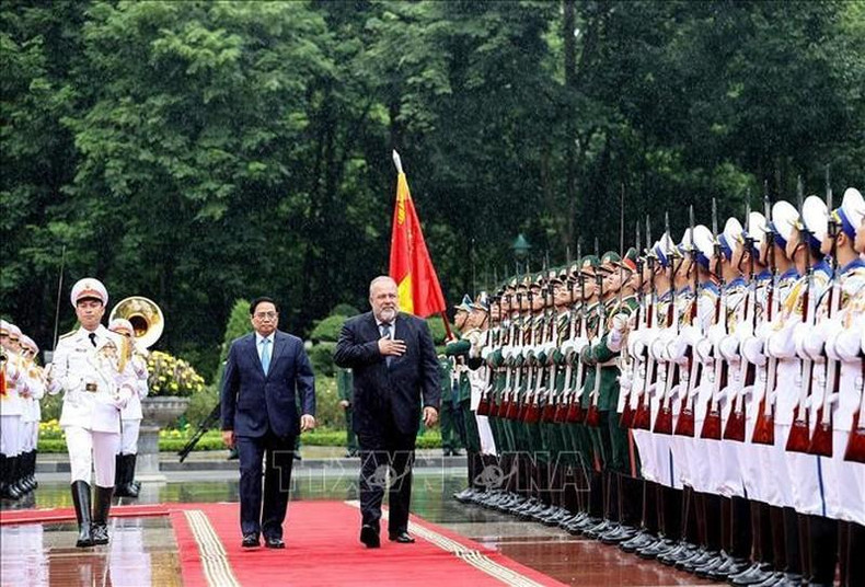 越南政府总理范明正与古巴总理曼努埃尔•马雷罗•克鲁斯检阅越南人民军仪仗队。 越南政府总理范明正与古巴总理曼努埃尔•马雷罗•克鲁斯检阅越南人民军仪仗队。