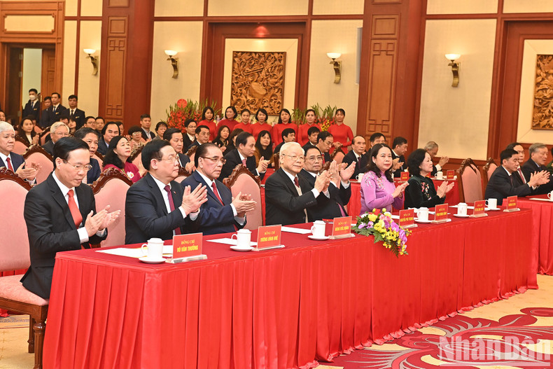 阮富仲总书记和党、国家其他领导人以及原党、国家领导人出席仪式。 阮富仲总书记和党、国家其他领导人以及原党、国家领导人出席仪式。