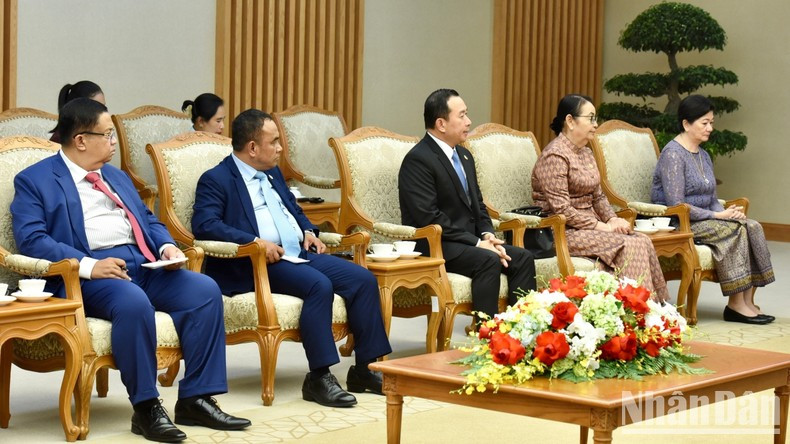 陪同柬埔寨副首相、议会联络与监察部大臣梅森安的成员。