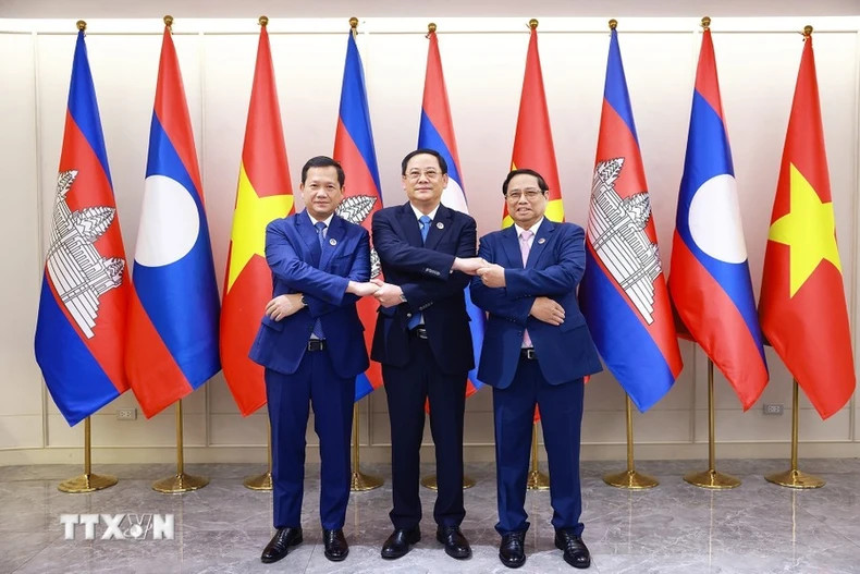 越南政府总理范明正与老挝总理宋赛·西潘敦和柬埔寨首相洪玛奈。 越南政府总理范明正与老挝总理宋赛·西潘敦和柬埔寨首相洪玛奈。