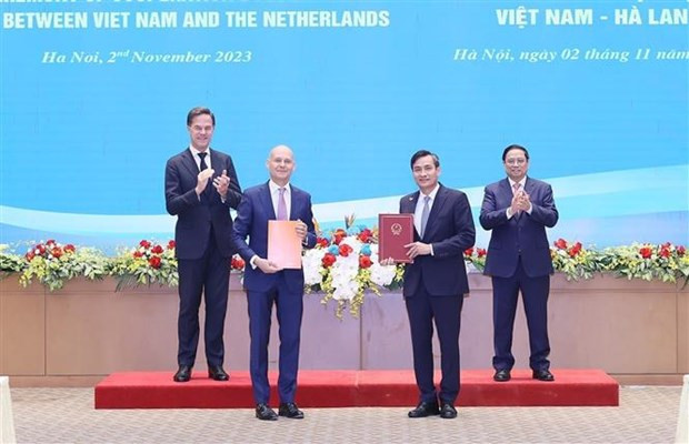 两位领导见证两国各部门、行业和协会关于重要矿产勘探和可持续开采、海关、投资和贸易等领域的4项合作文件的签署。