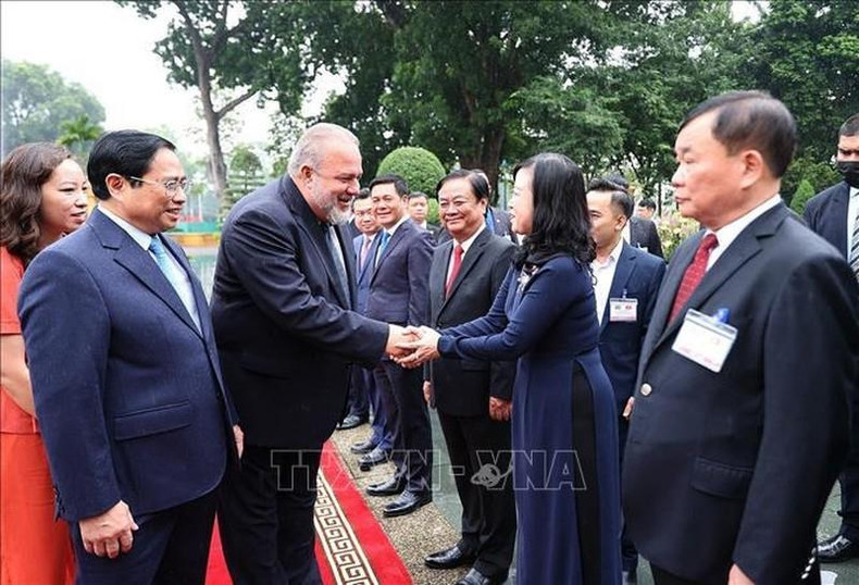 政府总理范明正向古巴总理曼努埃尔•马雷罗•克鲁斯介绍越南代表团成员。 政府总理范明正向古巴总理曼努埃尔•马雷罗•克鲁斯介绍越南代表团成员。