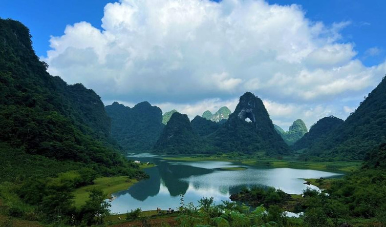 坐落在高平省茶岭县国瓒社本名村的神眼山美景。 坐落在高平省茶岭县国瓒社本名村的神眼山美景。