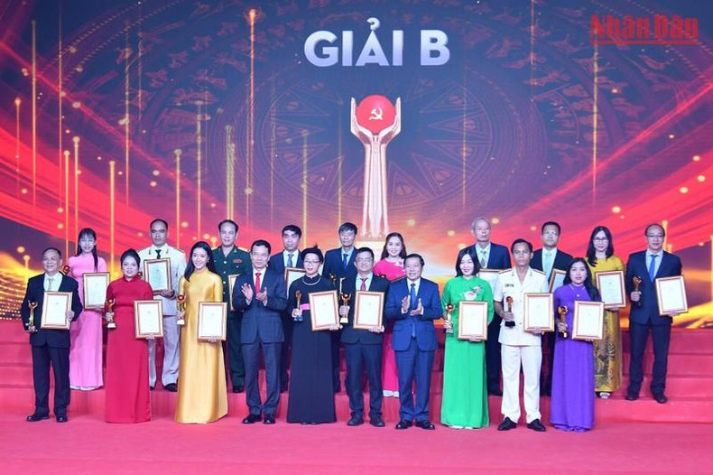越共中央委员、越南通信传媒部部长阮孟雄和越共中央委员、中央宣教部常务副部长赖春门向获奖者授予B级奖。 越共中央委员、越南通信传媒部部长阮孟雄和越共中央委员、中央宣教部常务副部长赖春门向获奖者授予B级奖。