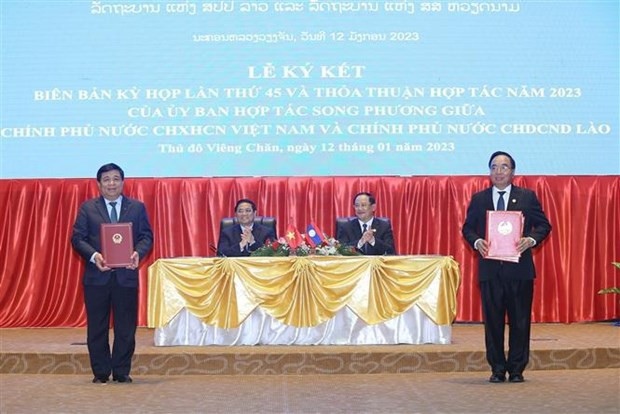 范明正总理和宋赛·西潘敦共同见证了会议纪要和2023年两国政府双边合作谅解备忘录的签署。 范明正总理和宋赛·西潘敦共同见证了会议纪要和2023年两国政府双边合作谅解备忘录的签署。