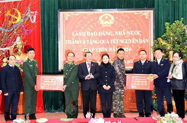 越南国会副主席阮德海向支陵边防哨所干部战士和口岸工作人员赠送慰问品。 越南国会副主席阮德海向支陵边防哨所干部战士和口岸工作人员赠送慰问品。