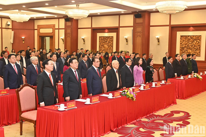 与会代表进行敬旗礼。 与会代表进行敬旗礼。