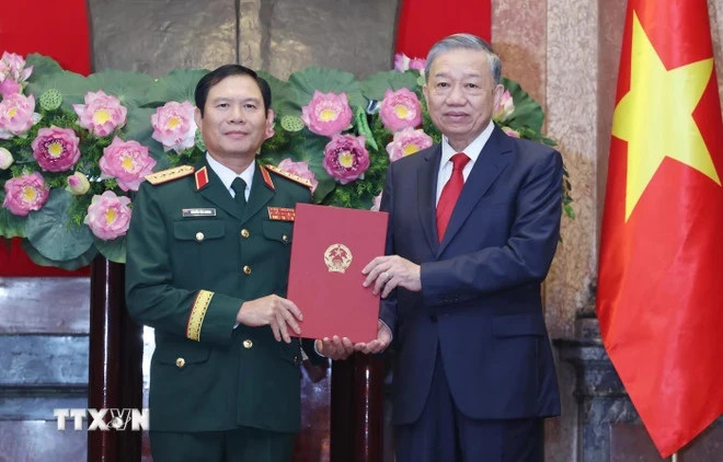 苏林总书记、国家主席向越共中央委员、中央军委常委、越南人民军总参谋长、国防部副部长阮新疆上将授予晋升大将军衔的决定。