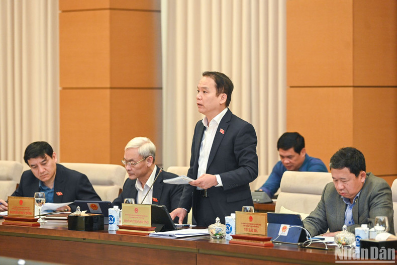 国会法律委员会主任黄青松在会上发表讲话。