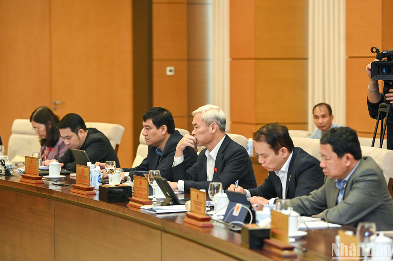 各位国会常委会委员出席会议。