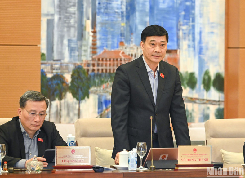 国会经济委员会主任武鸿青在会上发表讲话。