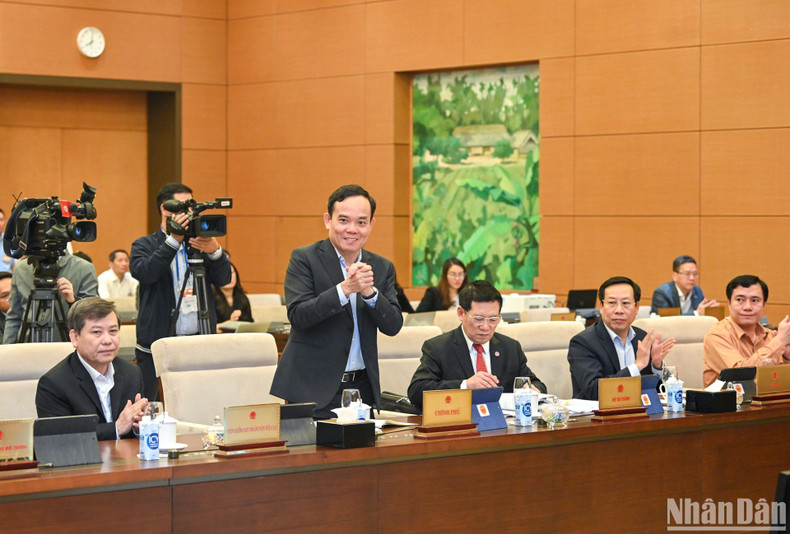 越南政府副总理陈流光同与会代表。