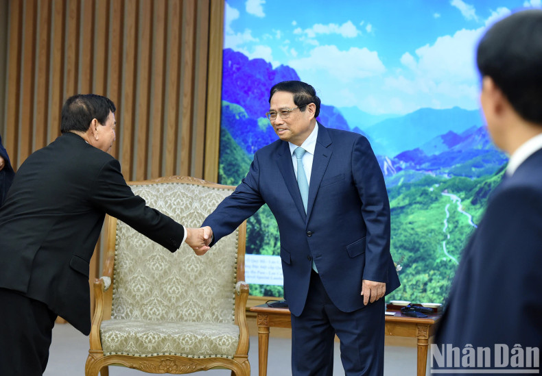 范明正总理会见柬埔寨监察部大臣华合陪同人员。 范明正总理会见柬埔寨监察部大臣华合陪同人员。