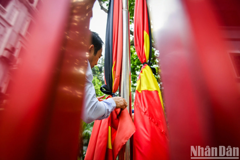 国葬日前下半旗志哀,表达了人们对已故阮富仲总书记的崇敬和爱戴。 国葬日前下半旗志哀,表达了人们对已故阮富仲总书记的崇敬和爱戴。