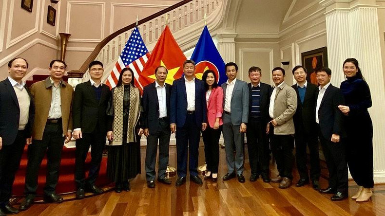 河内市投资促进团与越南驻美国大使馆干部人员合影。 河内市投资促进团与越南驻美国大使馆干部人员合影。
