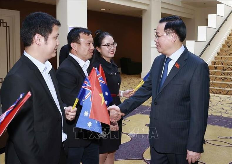 越南国会主席王廷惠会见旅澳越南人社区。 越南国会主席王廷惠会见旅澳越南人社区。