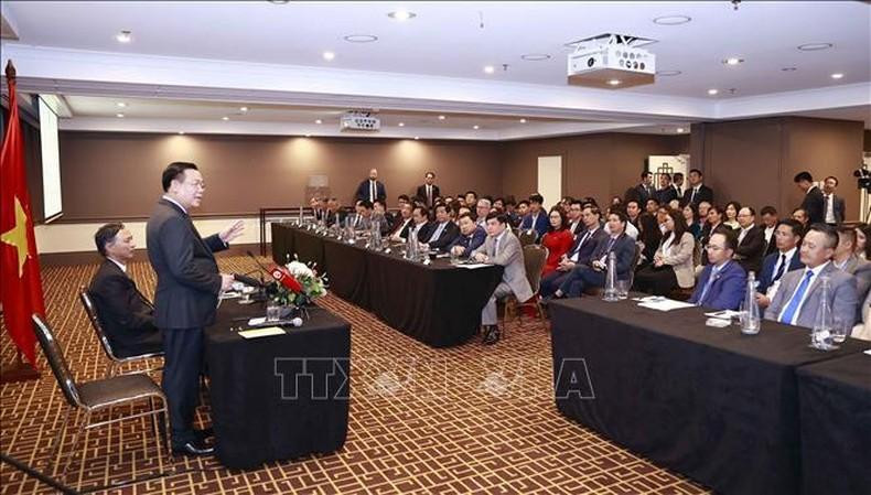 越南国会主席王廷惠发表讲话。 越南国会主席王廷惠发表讲话。