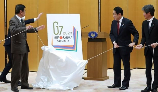 日本首相岸田文雄(右二)公布G7峰会标志。 日本首相岸田文雄(右二)公布G7峰会标志。