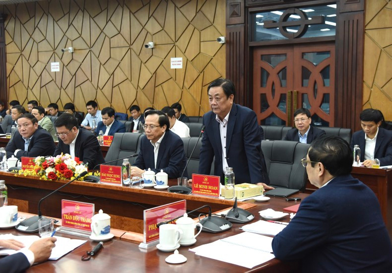 越南农业与农村发展部部长黎明欢在会上发言。