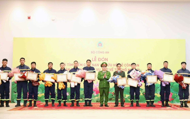 参加土耳其地震救护救难工作的干部、战士们荣获公安部的奖状。 参加土耳其地震救护救难工作的干部、战士们荣获公安部的奖状。