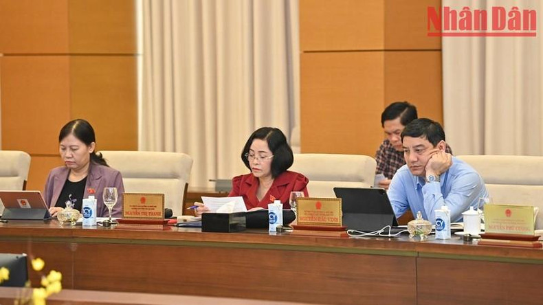 各位国会常委会委员出席会议。 各位国会常委会委员出席会议。