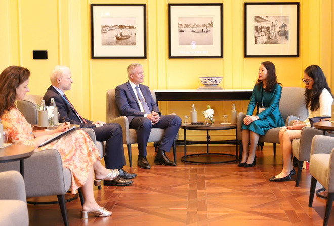 阮明姮副部长会见OECD秘书长马蒂亚斯·科尔曼。